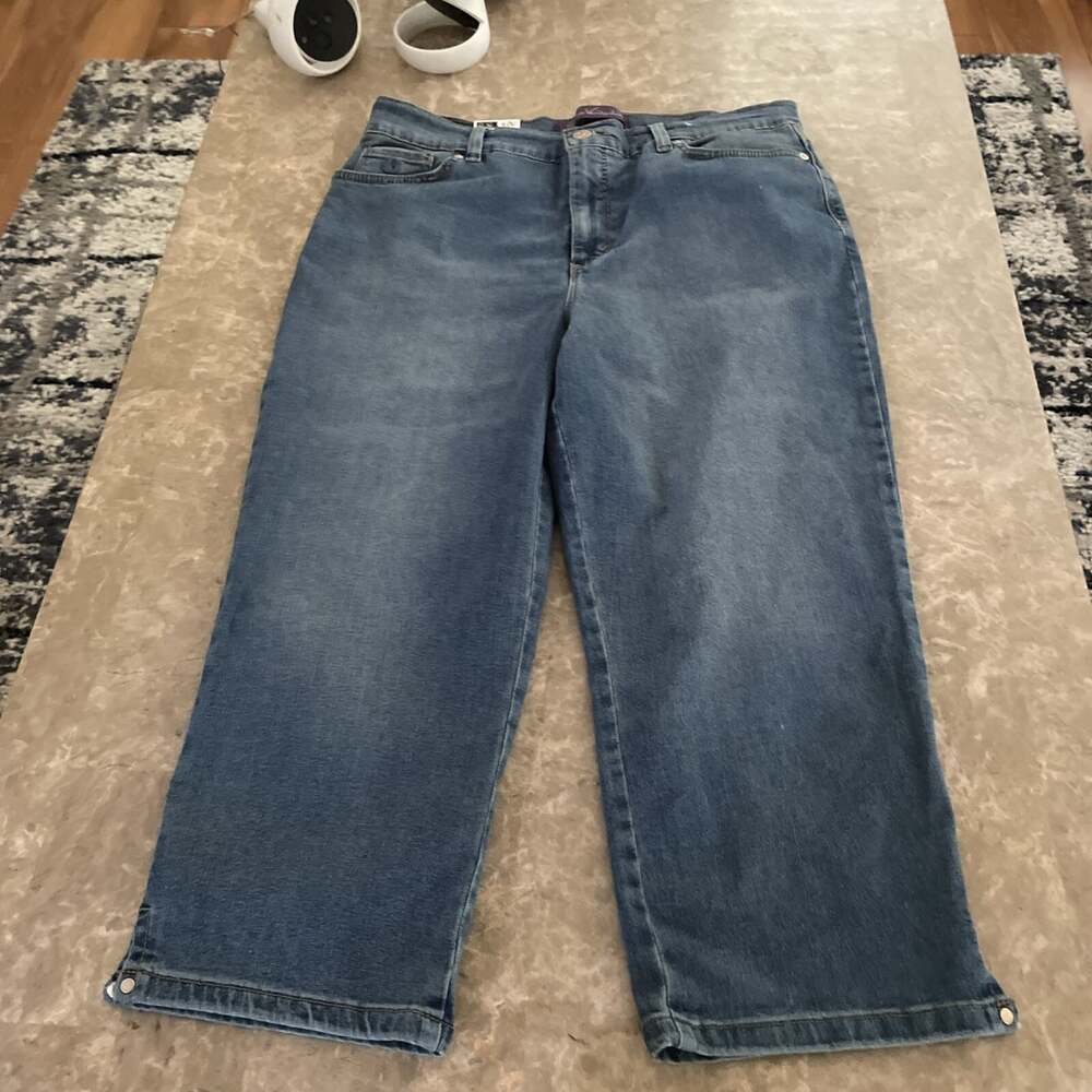 GLORIA VANDERBILT Women's Medium Wash Capri Pants 12 Amanda Classic Rise NWT